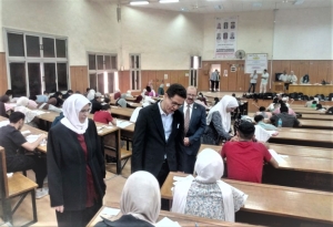 رئيس الجامعة يتفقد سير الإمتحانات بالكلية