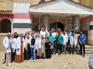 في إطار مبادرة &quot; إحنا معاك &quot; التي أطلقتها جامعة بنها لرعاية الأسرة المصرية: كلية الطب البيطري تنظم قافلة بيطرية بقرية كفر عابد - مركز طوخ