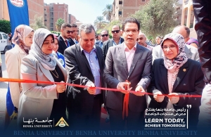 رئيس جامعة بنها يفتتح  معرض منتجات الجامعة